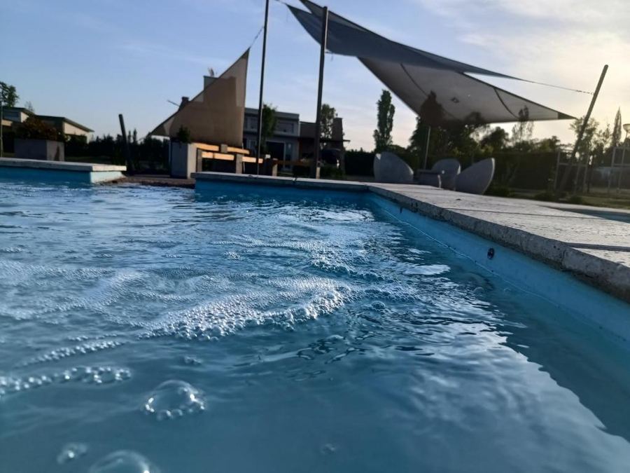 Pileta al atardecer con burbujeo de hidromasaje