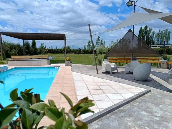 Parque, pileta y pérgola
