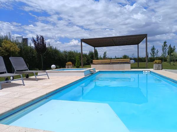 Pileta privada durante el día