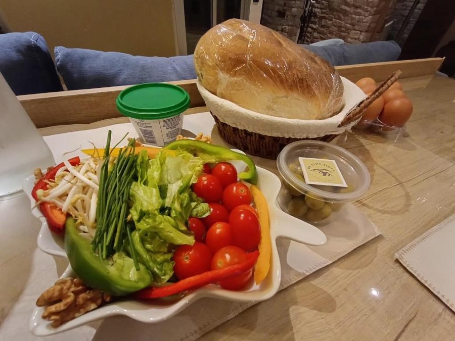 Mesa de bienvenida con desayuno casero