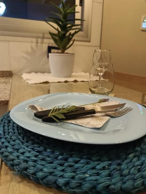 Mesa servida en la cocina