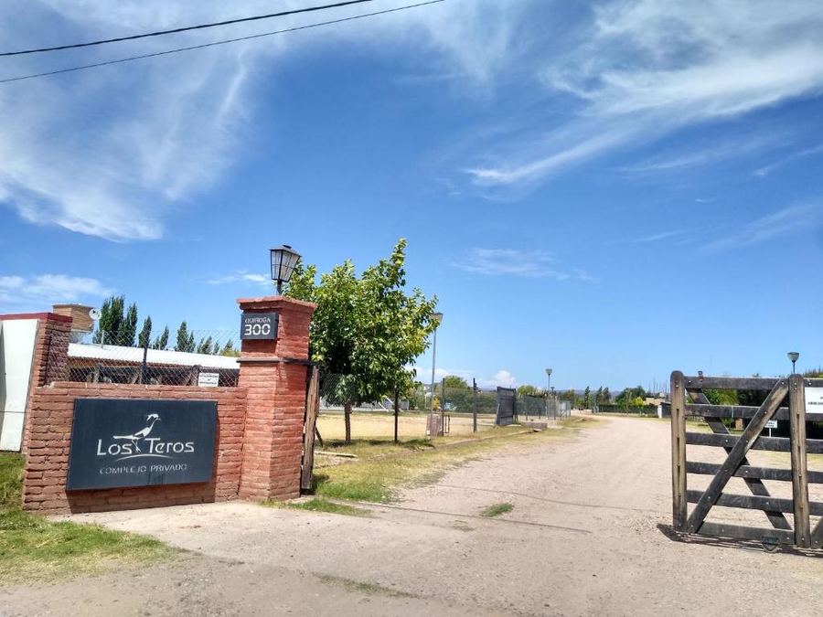 Ingreso al complejo privado Los Teros, José Quiroga 300, Rama Caída